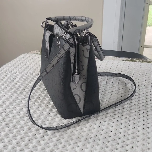 Guess shoulder or crossbody bag with 3 compartments with two snap closure and zi - Picture 3 of 11